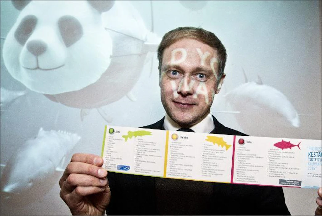 Kari Salonen WWF Suomen päivitetty kalaopas auttaa kuluttajaa arkipäivän valinnoissa, meriohjelman päällikkö Sampsa Vilhunen kertoo.
