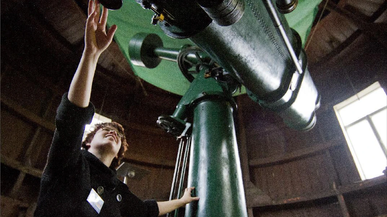 Observatorion opas Paula Kyyrö esittelee vanhaa kaukoputkea. Kalle Särkkä
