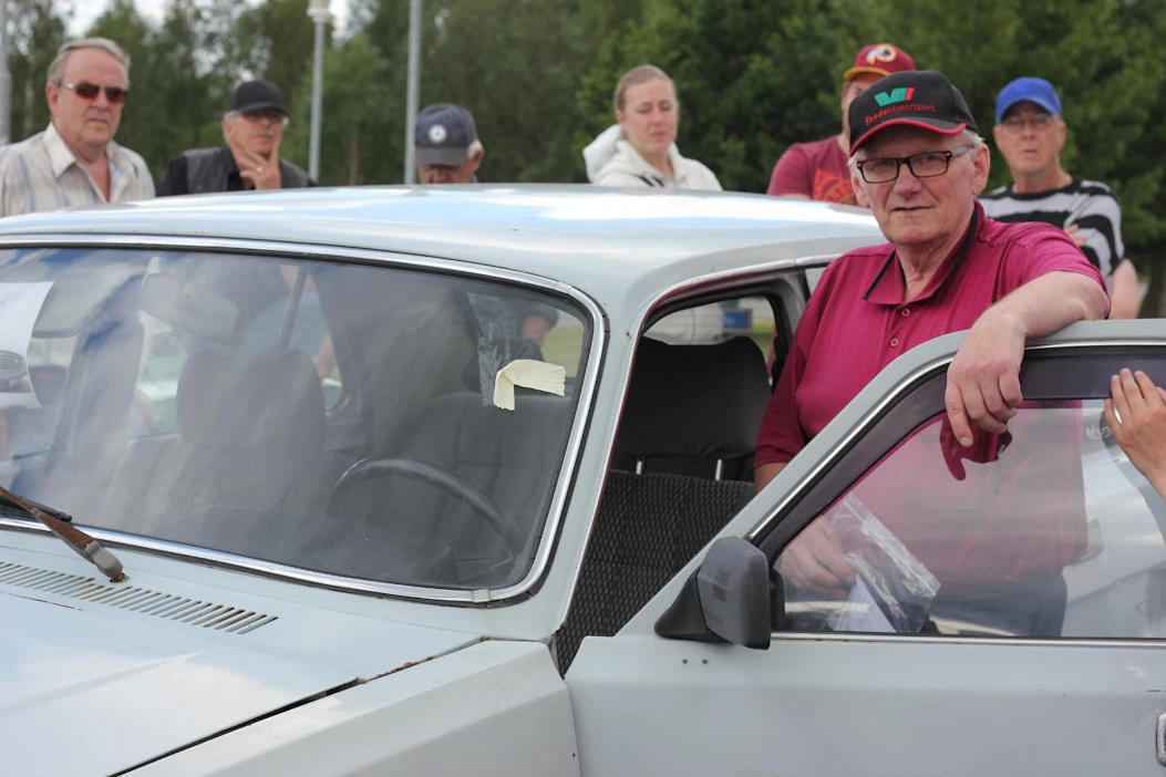 Edvard Leinonen on ajanut Volgalla yli 30 vuotta. Huutokaupasta tarttui mukaan vuoden 1995 malli.