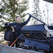 Miska Puumala haki erätarkastajan varusteita ja moottorikelkan Oulun Metsähallituksen toimipisteeltä. Hän aloitti virassaan 1. huhtikuuta.