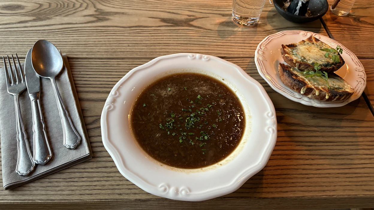 Ranskalainen sipulikeitto gruyère-juusto-hapanjuurileipien kanssa maistuu pakkasella.