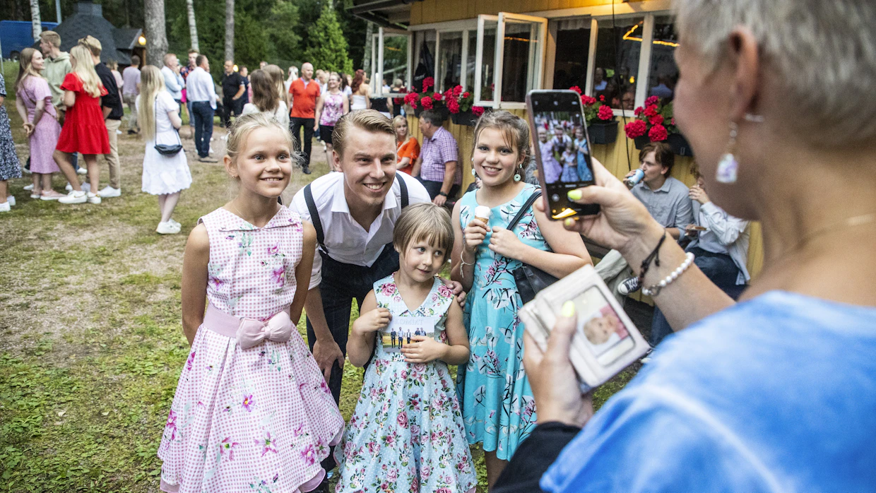 Kaarinalaiset Armi, Arja ja Ronja Lampi olivat saapuneet äitinsä Anna Tapiola-Lammen kanssa ensimmäistä kertaa Komiat-yhtyeen keikalle. Keikkaa he katselivat eturivistä ja tauolla nuoret fanit pääsivät yhteiskuvaan laulaja Aleksi Yli-Sissalan kanssa.