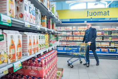 SOK:n pääjohtaja Taavi Heikkilä S-marketissa.