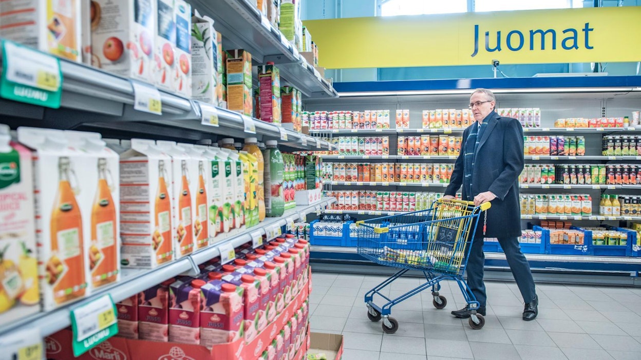 SOK:n pääjohtaja Taavi Heikkilä S-marketissa.