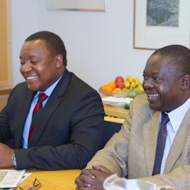 Suomelta kehitysapua saaneen ZNFU:n edustajat vierailivat Suomessa syksyllä 2012. Toimitusjohtaja Ndambo Ndambo (vas.) ja silloinen puheenjohtaja Jervis Zimba vierailivat myös MTK:lla.