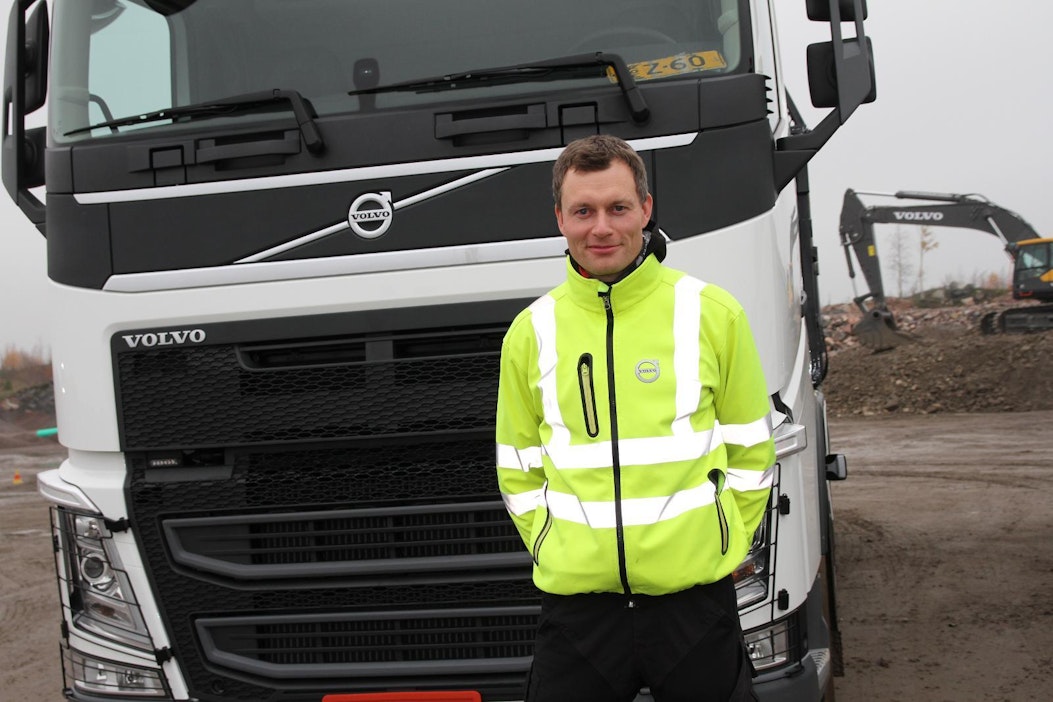 Vahvan kuljetusyrittäjätaustan omaava kuljettajakouluttaja Matti Putkiranta opasti koeajajia hyödyntämään autojen ominaisuuksia tarkoituksenmukaisesti. ”Kun kuljettaja osaa hyödyntää kaikki ominaisuudet, on työskentely turvallisempaa, sujuvampaa ja samalla saadaan säästöä niin polttoaine- kuin huoltokuluissakin,” Putkiranta korostaa.