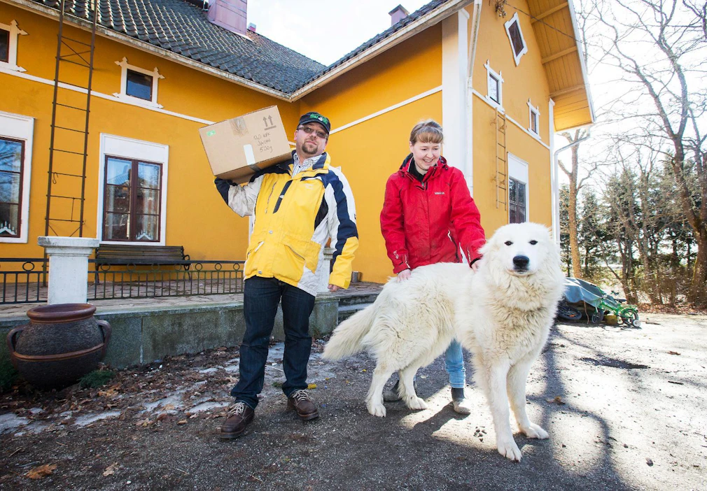 Karviaisten tila siirtyi sianlihantuotannosta kasvinviljelytilaksi vuonna 2000. Kasviproteiinibuumi on Martin ja Katriina Klinckowströmin mielestä tervetullut suuntaus.