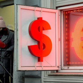 Ruplan arvo ulkomaisiin valuuttoihin nähden on romahtanut. Lehtikuva/AFP