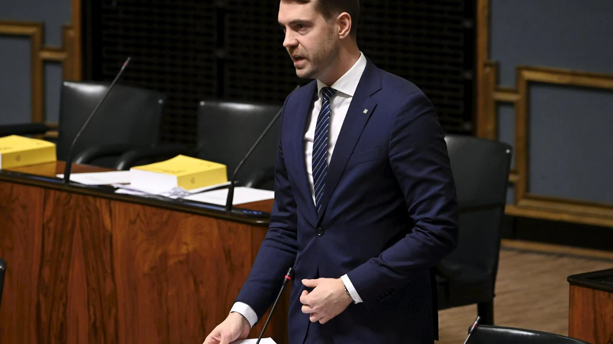 Keskustan kansanedustaja Jouni Ovaska eduskunnan täysistunnossa Helsingissä 23. marraskuuta 2021.
