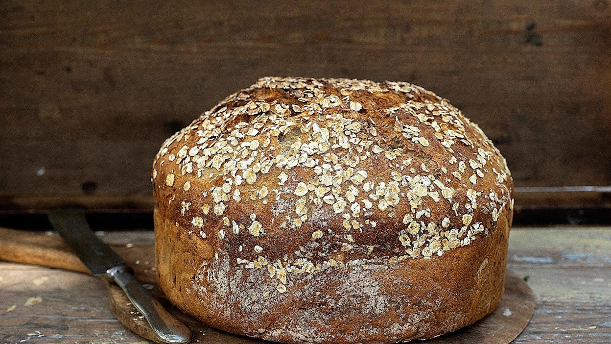 Kaurahiutaleet koristavat pataleivän pintaa.