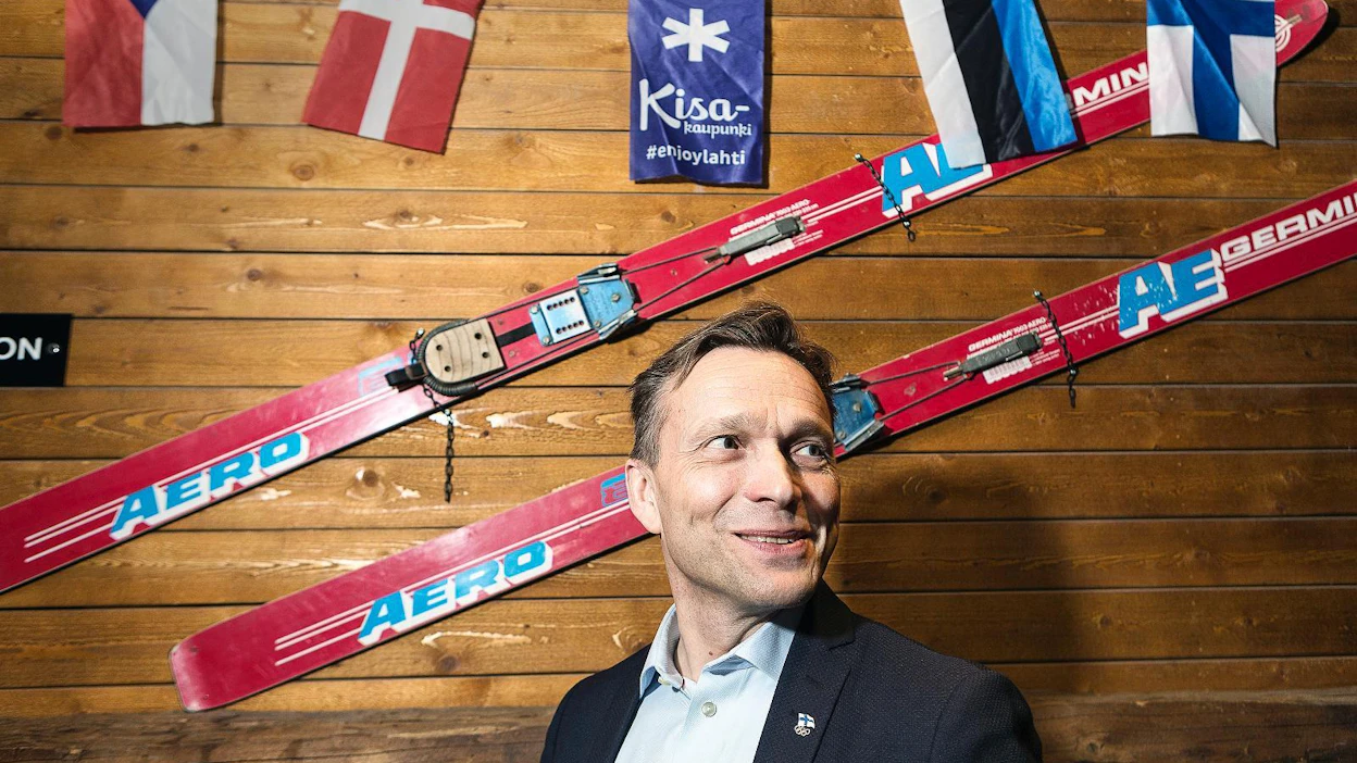 Olympiakomitean puheenjohtaja Timo Ritakallio toivoo, että tämän vuoden MM-hiihdoista jää tuleville vuosille mukavaa muistettavaa. Lahtelaishotellin seinällä olevat mäkisukset eivät ole ihan tämän vuoden mallia.