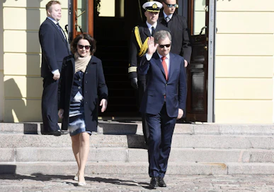 Tasavallan presidentti Sauli Niinistö ja puoliso Jenni Haukio vastaanottivat vapputervehdyksiä Presidentinlinnan pihalla vapunpäivänä Helsingissä.