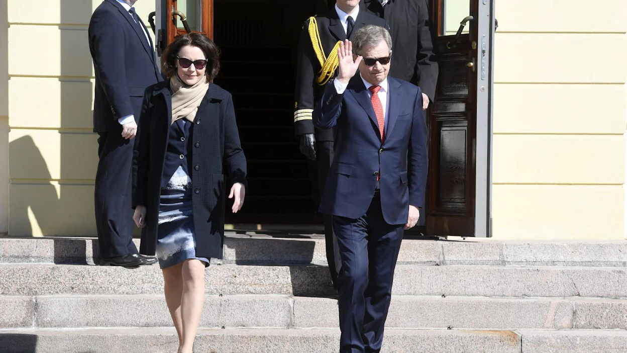 Tasavallan presidentti Sauli Niinistö ja puoliso Jenni Haukio vastaanottivat vapputervehdyksiä Presidentinlinnan pihalla vapunpäivänä Helsingissä.