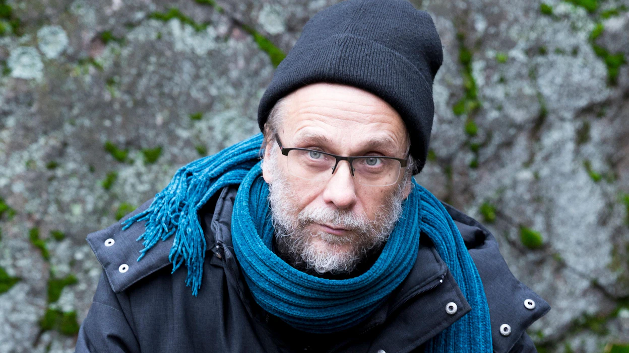 Isomäen tuotteliaisuuteen on kolme syytä. Hän opetteli jo nuorena valitsemaan, mihin käyttää aikansa, ei ole yhdessäkään somekanavassa ja käyttää hyväkseen alitajunnan koneistoa, joka on tietoista mieltä valtavasti isompi. ”Illalla mietin jotakin intensiivisesti, aamulla päähän pulpahtaa valmis toimintasuunnitelma.”