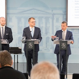 Hallitus kertoi talousarviolinjauksistaan tiedotustilaisuudessa keskiviikkona. Kuvassa hallituspuolueiden puheenjohtajat Sampo Terho (sin.), Juha Sipilä (kesk.) ja Petteri Orpo (kok.).