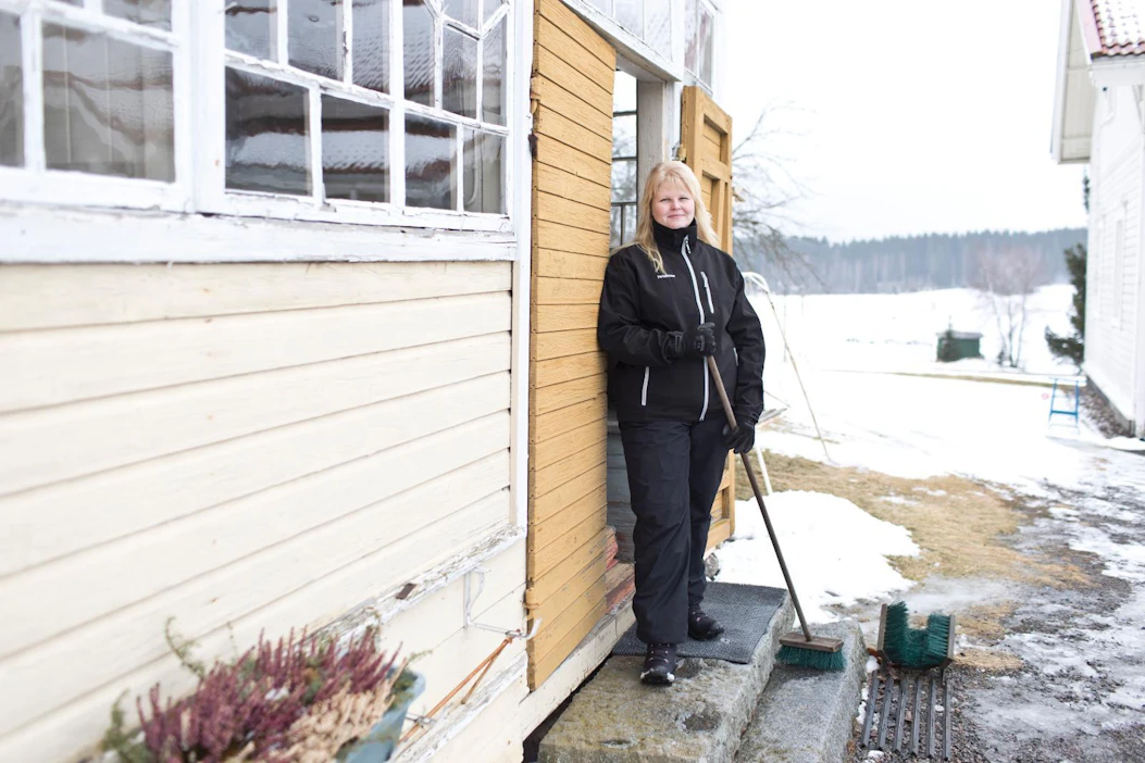 MTK Pirkanmaan puheenjohtaja Sirkku Mäkelä asuu itse kolmen sukupolven pihapiirissä. "Pitää ottaa muut huomioon ja antaa tilaa."