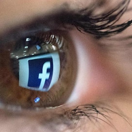 Facebookia käyttää yhtiön mukaan kuukausittain 2,85 miljardia ihmistä. Kuvituskuva. LEHTIKUVA / AFP