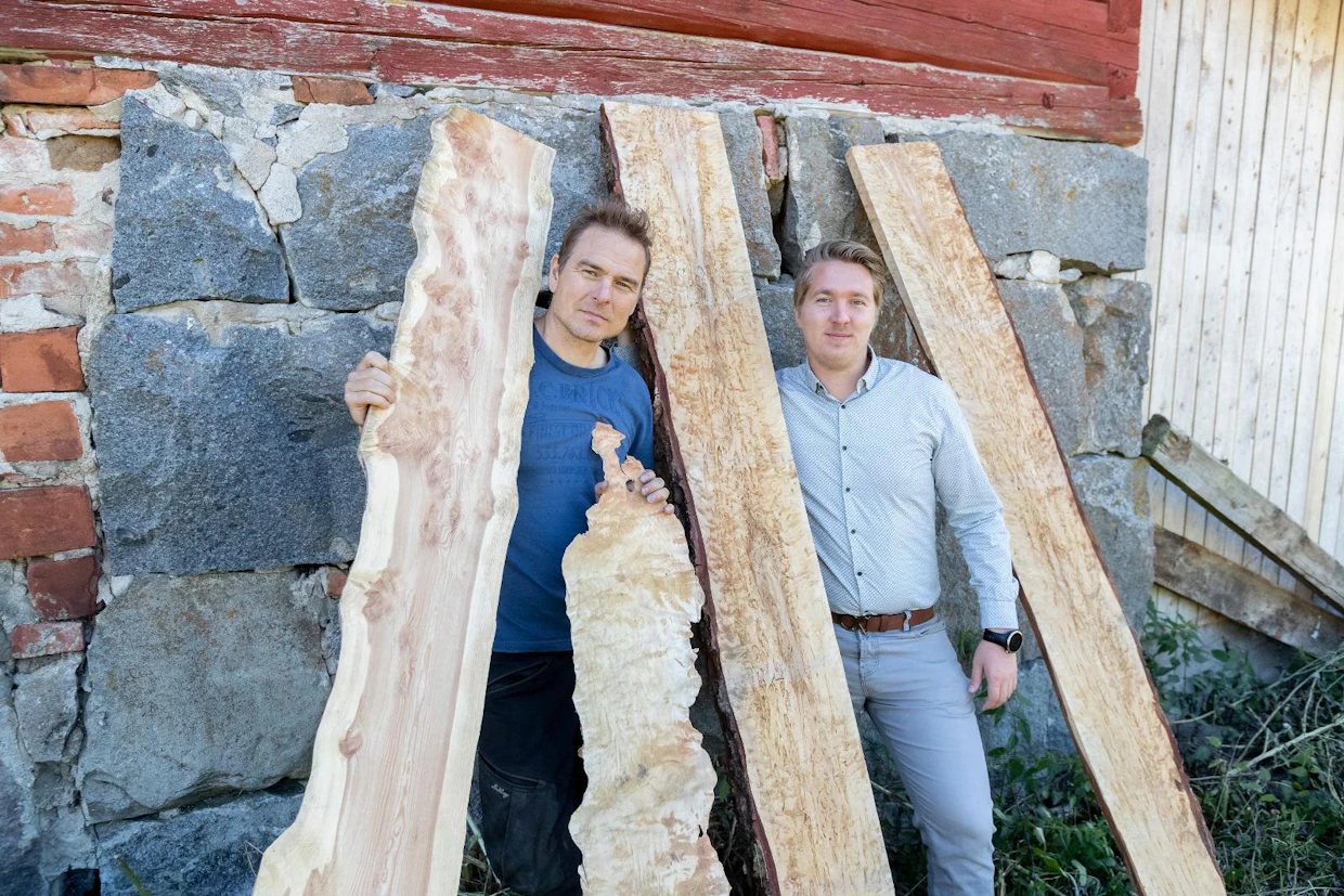 Koskista (oik) ja yrityksen osakasta Manne Viljanmaata yhdistää mielenkiinto visakoivua ja muita erikoispuita kohtaan.