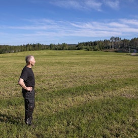 Jarin Lepän Antinmäen tilalla on runsaat 50 hehtaaria peltoa ja yli 200 hehtaaria metsää. Ministeri on kotitilansa 17. isäntä.
