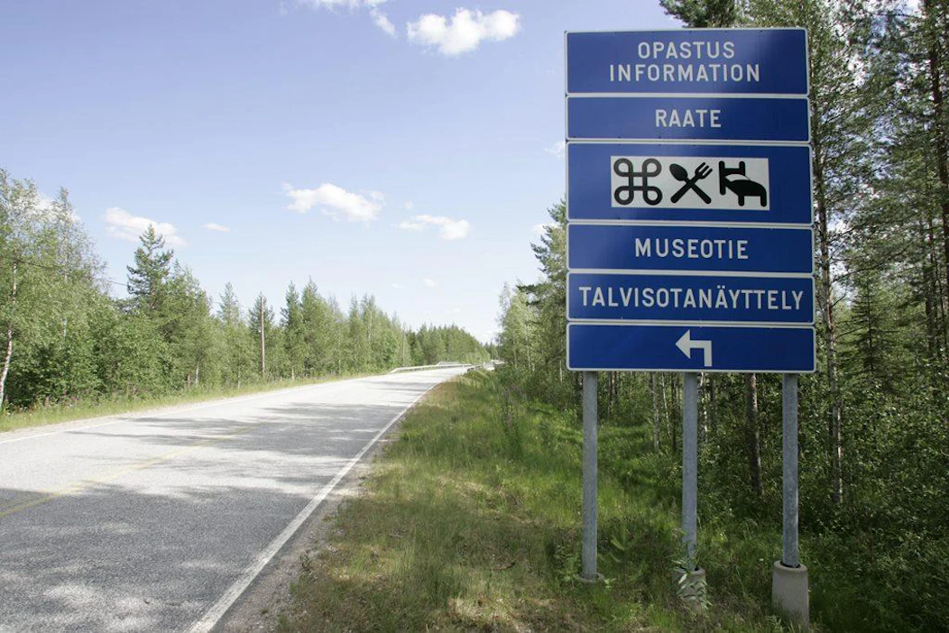 Yrittäjillä on ollut jatkuvasti hankaluuksia tienvarsiopasteiden tiukan sääntelyn kanssa.