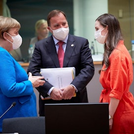 EU-johtajat ovat neuvotelleet Brysselissä perjantaista lähtien. Kuvassa Saksan liittokansleri Angela Merkel, Ruotsin pääministeri Stefan Löfven ja Suomen pääministeri Sanna Marin.