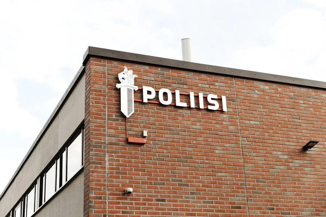 Poliiseja kohti Porvoossa ja Pirkanmaalla ampuneet ruotsalaisveljekset ovat saaneet syytteet muun muassa 13:sta murhan yrityksestä, törkeästä ryöstöstä ja panttivangin ottamisesta.