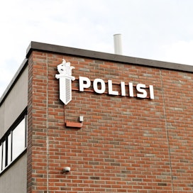 Poliiseja kohti Porvoossa ja Pirkanmaalla ampuneet ruotsalaisveljekset ovat saaneet syytteet muun muassa 13:sta murhan yrityksestä, törkeästä ryöstöstä ja panttivangin ottamisesta.