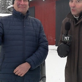 Veli Nurminen (vas.) ja toimittaja Juha Jokinen toivottavat katsojille hyvää joulua.
