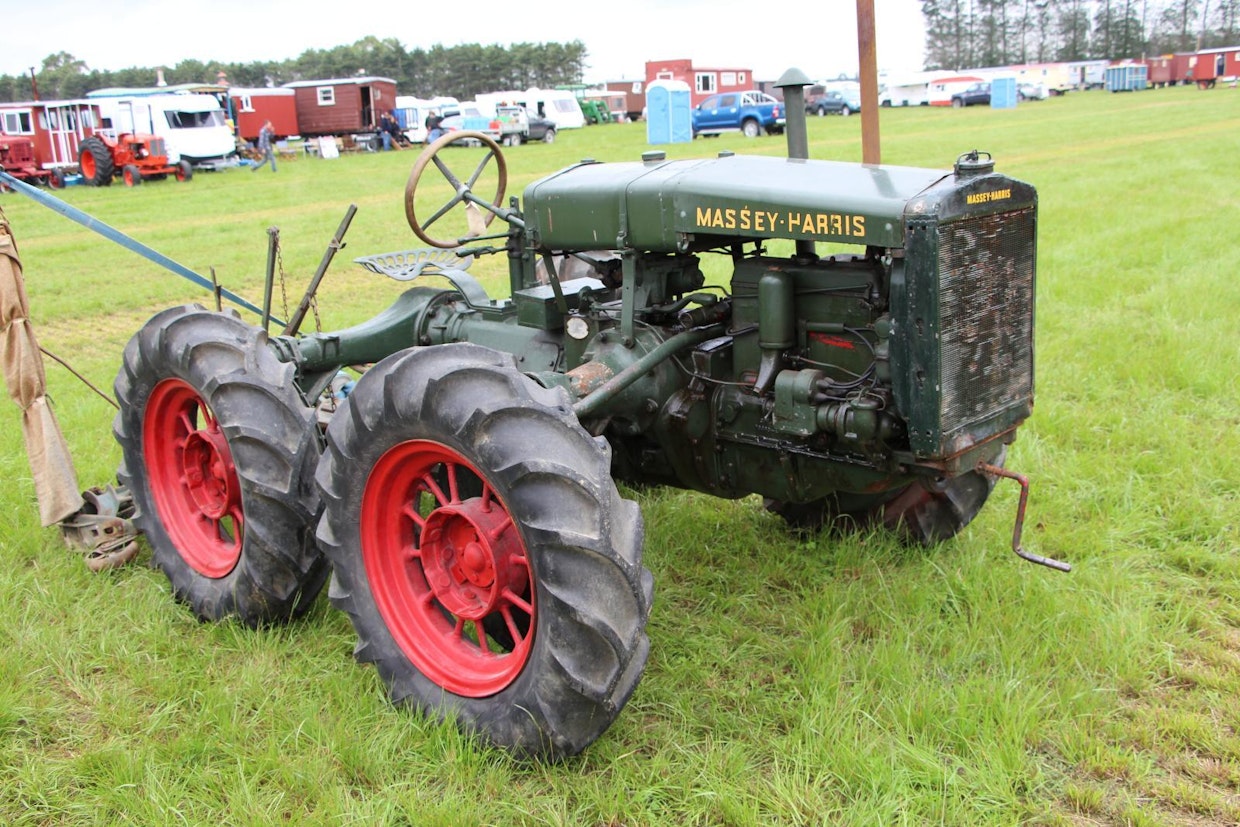 Massey-Harris GP 15/22 oli yhtymän insinöörien ensimmäinen kokonaan itse suunniteltu traktori. Nelivetoista GP:tä tehtiin vuosina 1930–38 yli 3 000 kappaletta. Voimansiirto oli onnistunut ja portaalipyörästöjen ansiosta maavarakin ihan riittävä, mutta hyvät ominaisuudet pilattiin alitehoisella 22 hv:n Hercules-moottorilla. 6-sylinterinen versio oli suunnitteilla, mutta jatkossa M-H keskittyi pelkästään takavetoihin.