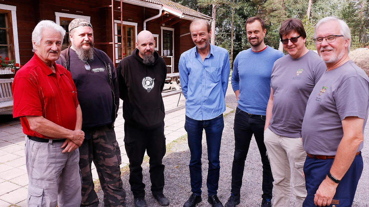 Me miehet -hankkeen vapaaehtoiset Pekka Holmroos (vas). Kirill Tarvasaho, Markku Lehtola, Pekka Murejoki sekä hankkeen työntekijät Peter Peitsalo, Pekka Anttila ja Kimmo Sainio lyhyellä tauolla Salon Reilassa.