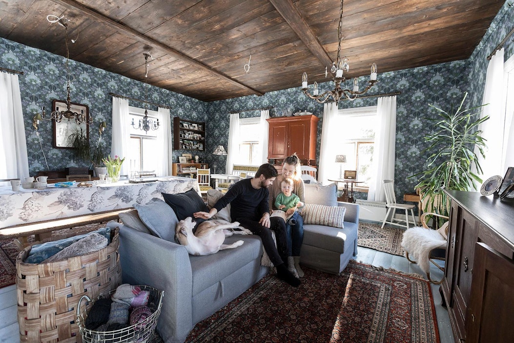 Tunnelmalliseksi sisutettu sali on Koivuniemien mielestä talon paras paikka.