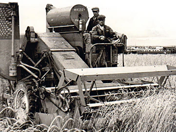 Hankkija sai vuonna 1950 kokeiltavakseen kaksi Skotlannin Kilmarnockissa tehtyä Massey-Harris 726 -ajopuimuria. Tekniikaltaan amerikkalaisperäisissä koneissa oli Suomen oloihin alimittaiset sisuskalut, mutta siitä huolimatta testiajot sujuivat hyvin ja seuraavana vuotena myytiin jo 150 puimurin erä.