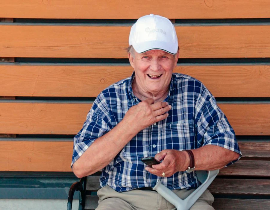 A.T. -hevosistaan tunnettu suomenhevoskasvatuksen grand old maneihin kuuluva Aapo Teperi virittää kisastudion kotiinsa, kun hänen A.T. Veetinsä asettuu huippuvireisenä Seinäjoella starttiviivalle. A.T. Veeti asuu Pasi ja Katri Teinin tallissa naapuripitäjä Eurassa.