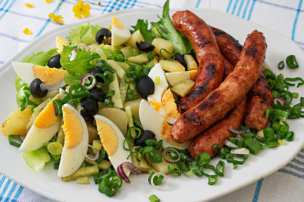 Chorizo-raakamakkara on paistettu pannulla rapeaksi. Välimeren salaatti on sille ruokaisa ja värikäs lisuke.