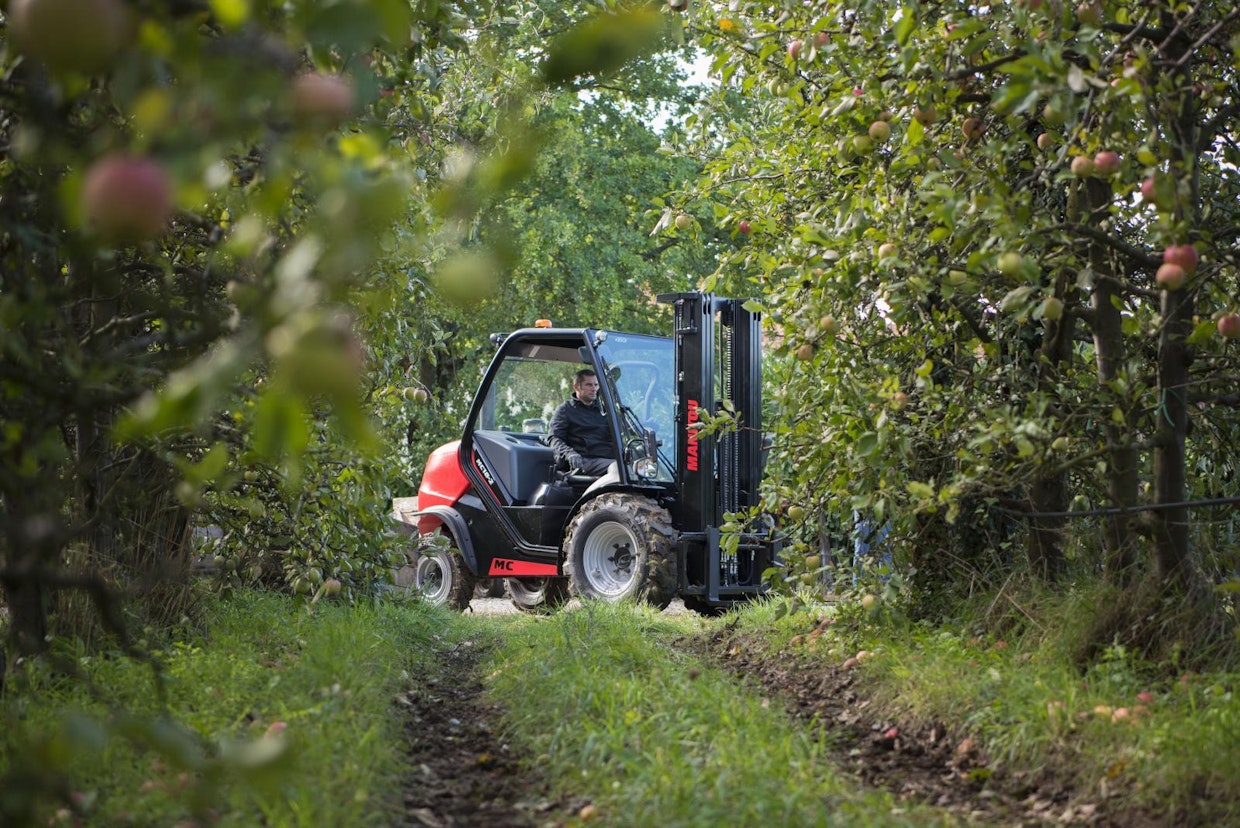MN-Lifttekin Manitou-mallistoon kuuluvat maastokelpoiset trukit. Manitou MC 18-4 D -maastotrukin voi sanoa olevan suora perillinen Marcel Braudin 60 vuotta sitten valmistamalle ensimmäiselle MC-mallille, joka perustui silloin maataloustraktoriin. Nyt Manitou on suunnitellut uuden MC:n, joka vastaa tämän päivän tarpeita ja vaatimuksia. MC18 on kompakti maastokelpoinen trukki, joka kulkee parhaimmillaan 25 km/h. Kuten Manitoulta on totuttu, myös MC18 on saatavilla sekä kaksi- että nelipyörävetoisena. Kuvan kone on lämpimällä umpiohjaamolla, mutta saatavilla on myös avo-ohjaamo. Kurottajan nostokyky on 1 800 kg, nostokorkeus 5 500 mm, moottori Kubota 26,5 kW ja voimansiirto hydrostaattinen.