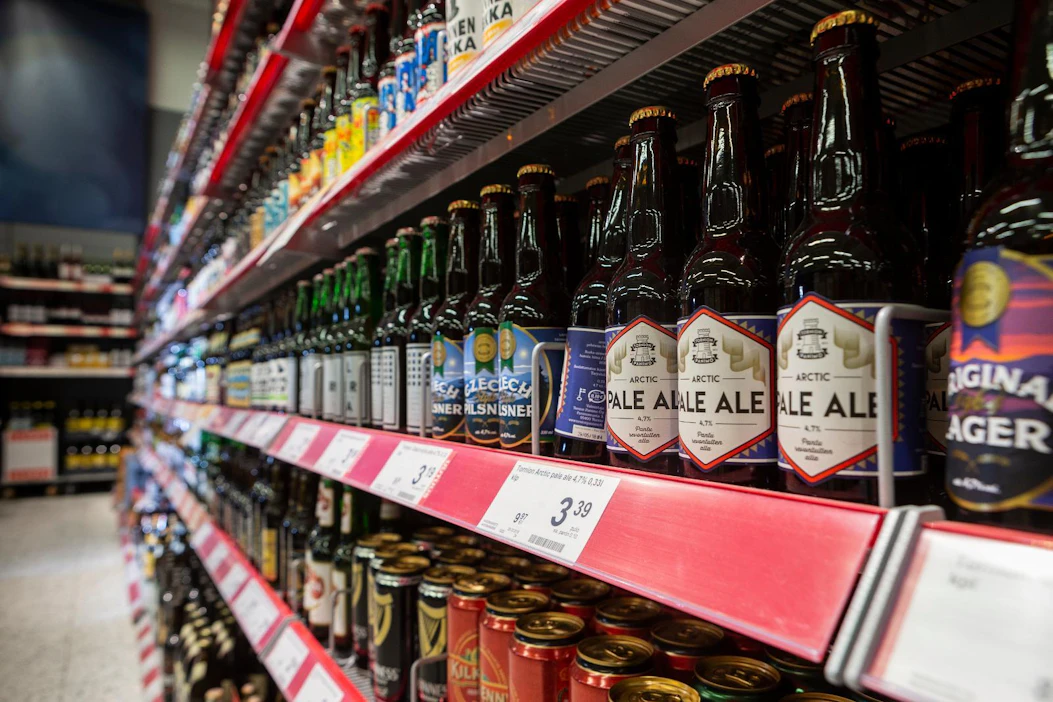 Toimialajohtaja huomauttaa, että alkoholin myynnin lopettaminen olisi ensinnäkin tehokkain tapa vähentää dramaattisesti koronakriisin seurannaisvaikutuksia.