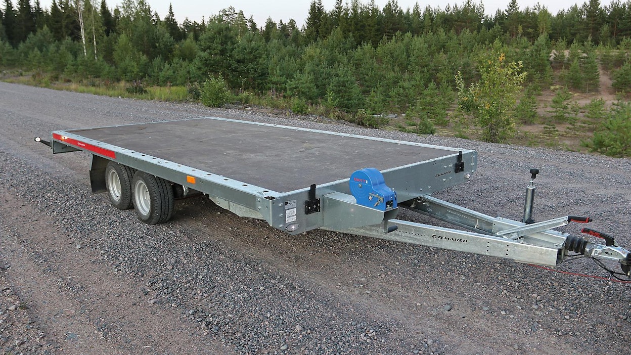 Temared CarPlatform on erittäin matala hyville tiepinnoille tarkoitettu yleisperävaunu. Vetoauton vetokoukku ei saa olla kovinkaan korkealla.