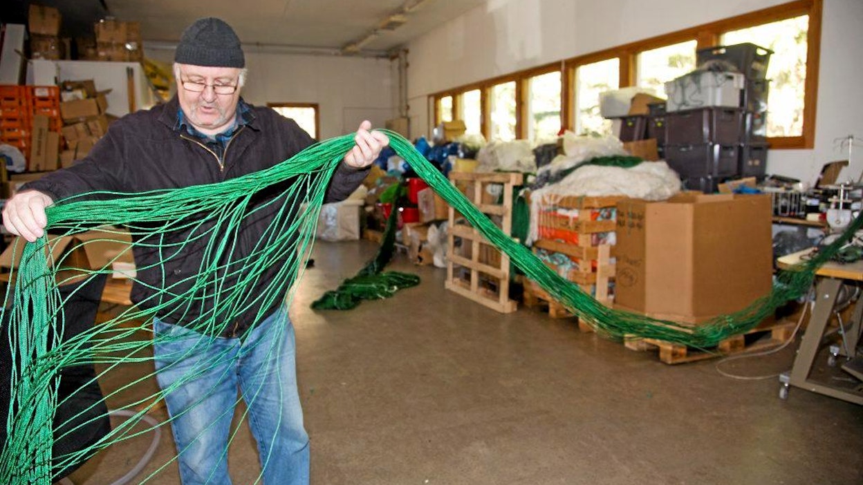 Kalastaja Tapio Peltomäki valmistaa pyydyksiä troolin sivuverkko