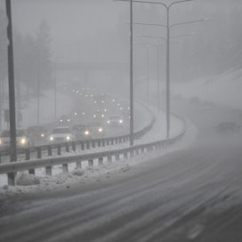 Osissa Suomea onnettomuusriski tieliikenteessä on tänään korkea huonon sään takia.