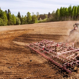 Traktorin pukille nouseminen kevättöitä varten on monen viljelijän vuoden kohokohtia. Kuvassa äestystä.