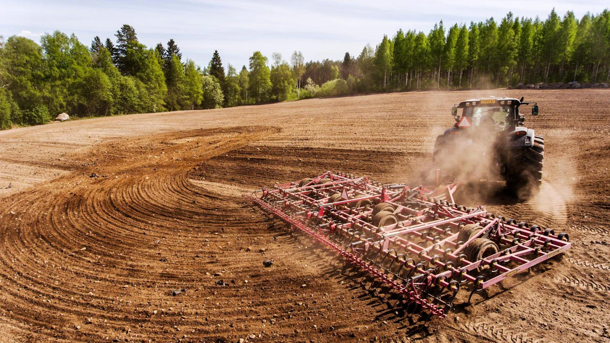Traktorin pukille nouseminen kevättöitä varten on monen viljelijän vuoden kohokohtia. Kuvassa äestystä.