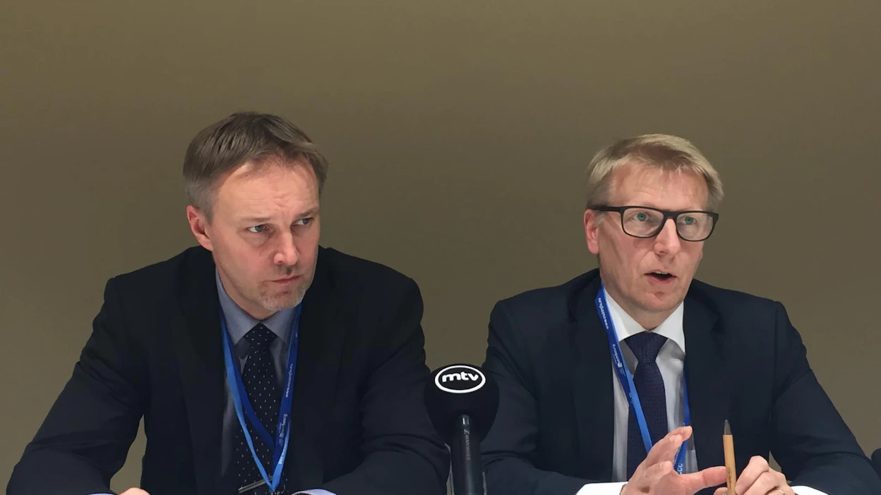 Harri Laurikka ja Kimmo Tiilikainen pitivät tiedotustilaisuuden kahdeksan jälkeen illalla. Sisällön suhteen toiveikas Tiilikainen muistutti, että sopimuksen onnistuminen punnitaan vasta bisnesmaailman reagoimisen kautta. Tärkeintä on, että raha pakenee fossiilisesta energiasta kohti uusiutuvan energiaa.