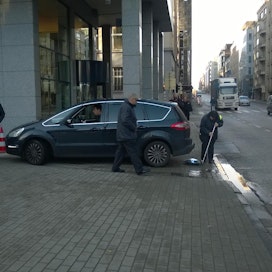 Autoa tarkastettiin maanantaina Euroopan Parlamentin parkkitunnelin ovella. Pohjan lisäksi autosta tutkittiin peräkontti.