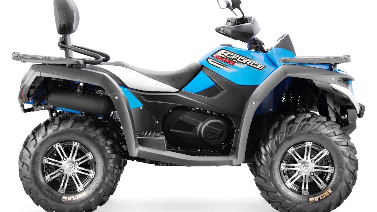 Suomen markkinoille tulee CForce 550 EFI EPS T3 -traktorimönkijä.