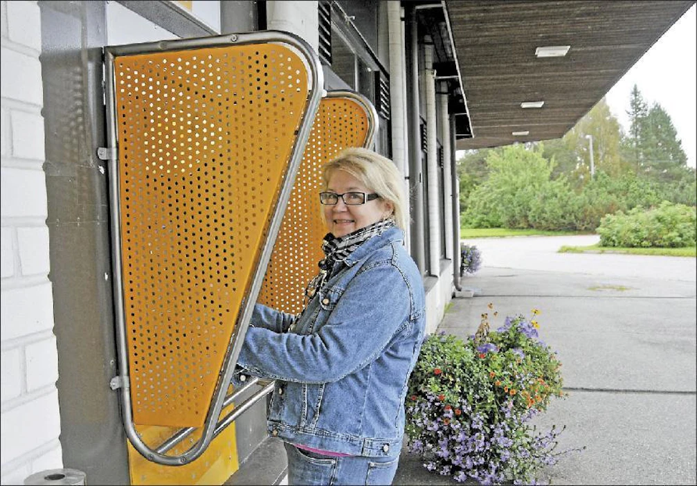 Ompelimoa Sukevalla pitävä Päivi Vidgren kertoo automaatin helpottavan liikkeessä asiointia. Maksupäätettä liikkeessä ei ole, joten automaatin poissaollessa Vidgren antoi asiakkaalle mukaan tilinumeron. ”Hankalalta tuntui.” TAINA RISSANEN