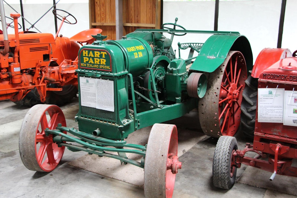 Hart-Parr 12-24 kehittää poikittaisella 2-sylinterisellä 5,1 litran petroolimoottorillaan 24 hv:n tehon. Näitä parin tonnin painoisia traktoreita tehtiin vuosina 1924–30, myöhemmin merkiksi vaihtui Oliver. Tämä traktori on vuodelta 1928 ja se on New Zealand Special -malli, mikä tarkoittaa erilaista ilmansuodatinta ja pakoputkea. Hart-Parr on koko museon nopein käynnistyjä, kampea ei kuulemma tarvitse kuin hipaista. (Blenheim)