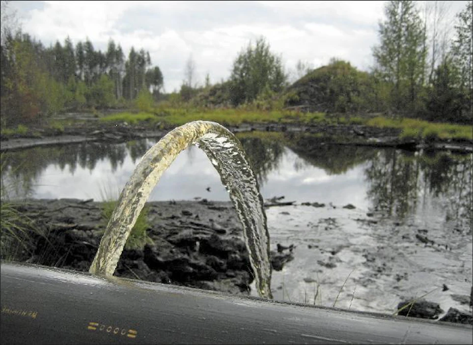 Havusuon turvekentän vesienpuhdistusjärjestelmää parannettiin vuonna 2011. Reikäputkista pulppuaa korkean virtaaman aikana vettä kosteikolle. Suvi Niemi