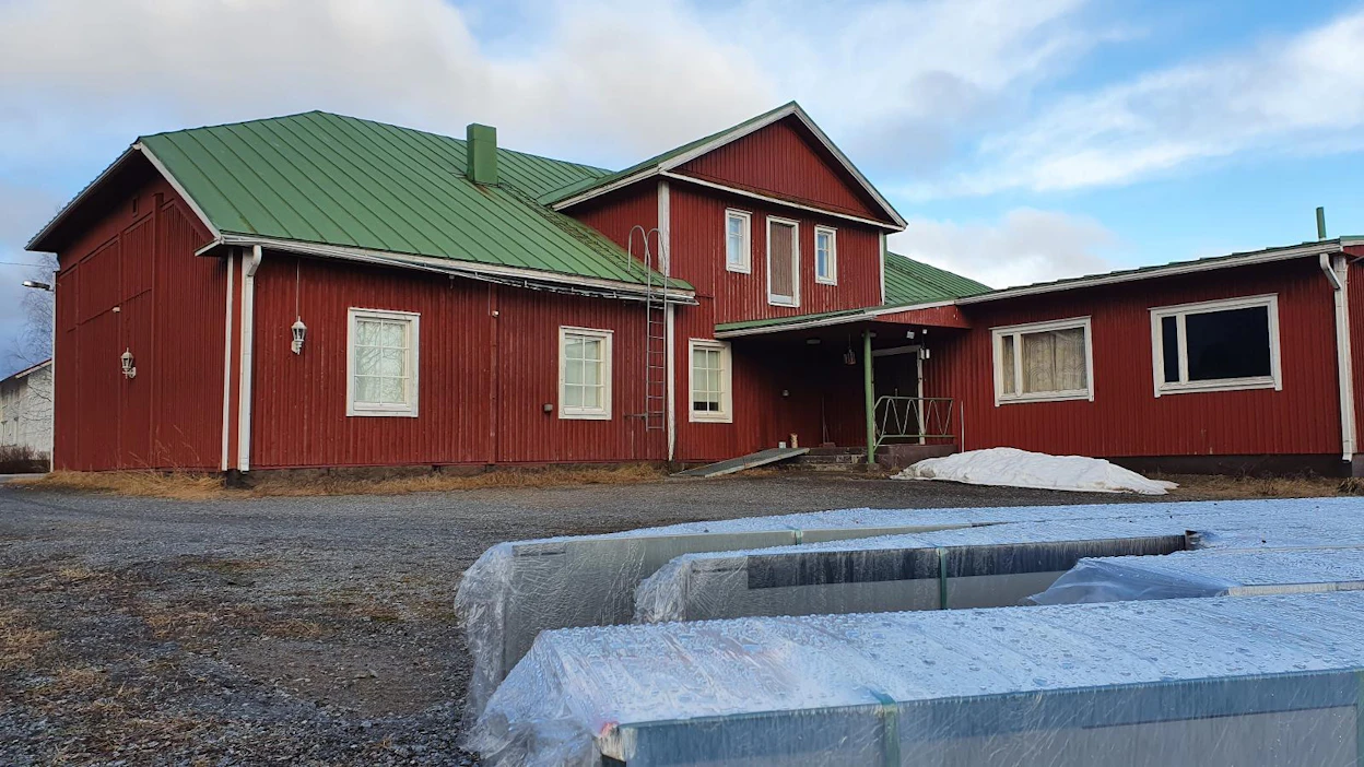 Kauhavalainen Kortesjärven Ylikylän Nuorisoseura ry on yksi korjausavustuksen saajista. Avustuksen turvin seurantalon katto uusitaan.