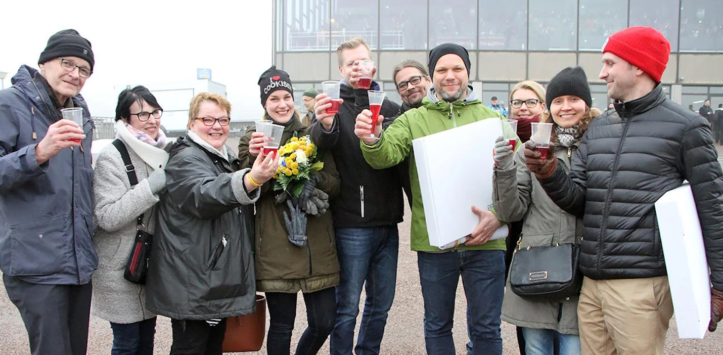 Seabiscuitin omistanut Maunulan Keksi ja Finanssi ystävien kera. Kuvassa keskellä valkea laatikko kädessä menestysruunan kasvattaja ja pääomistaja, nykyinen Veikkauksen vedonlyöntijohtaja Juha-Matti Mäkilä.