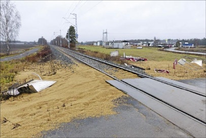 Viljava tasoristeys Taipaleentien tasoristeys Seinäjoen Ylistarossa oli maanantai-iltana jyvien peitossa. Syynä oli onnettomuus, jossa Pendolino-juna törmäsi tasoristeystä ylittäneen viljarekan peräkärryyn.Onnena onnettomuudessa oli, että kolhuja suuremmilta henkilövahingoilta säästyttiin. Junan kuljettaja ehti tehdä hätäjarrutuksen ja paeta ohjaamosta ennen törmäystä. Veturinkuljettaja ja kolme muuta junassa ollutta saivat lieviä vammoja. Rekan kuljettaja ei loukkaantunut.Poliisin mukaan rekan kuljettaja ei huomannut Seinäjoen suunnasta lähestyvää junaa. Juna törmäsi rekan perävaunuun ja rekka pyörähti ympäri. Matti Hietala